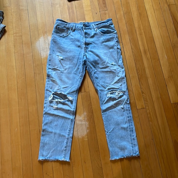 Straight Leg Ripped Levi’s 501 - Picture 1 of 5
